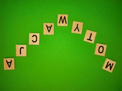 Układanki wyrazowe z rozsypanek literowych