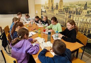 Grupa projektowa na zajęciach kreatywnych Grupa projektowa na zajęciach kreatywnych