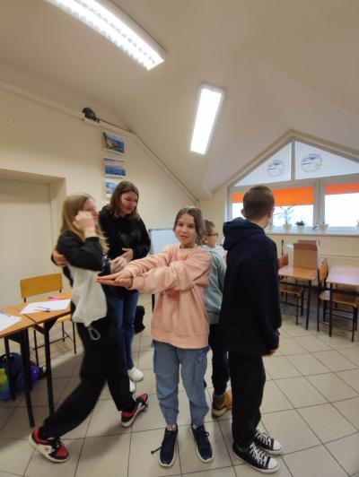 Grupa uczniów wykonująca zadanie projektowe