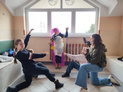 Prezentacja stroju wykonanego z niepotrzebnych rzeczy - praca twórcza