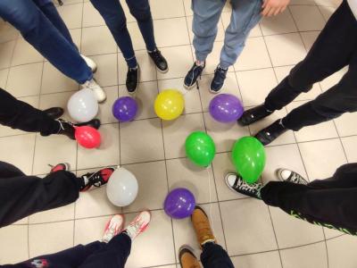 Uczniowe w czasie zajęć z balonami