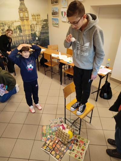Uczniowie budują i testują jajkodrom