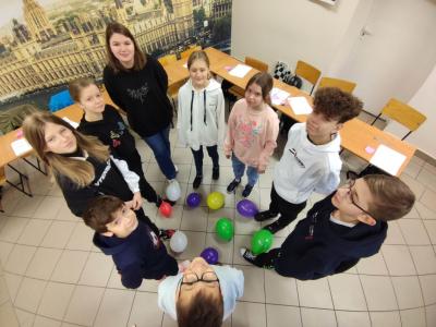 Uczniowie na zajeciach projektowych