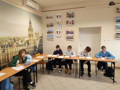 Uczniowie na zajeciach projektowych
