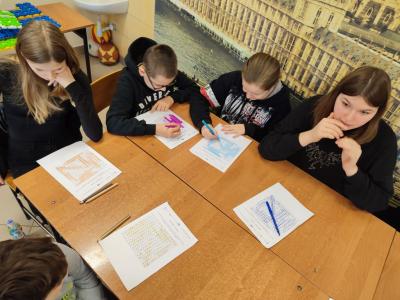 Uczniowie rozwiązują łamigłówki projektowe i ćwiczą spostrzegawczość