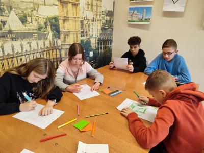 Uczniowie rozwiązują łamigłówki projektowe i ćwiczą spostrzegawczość