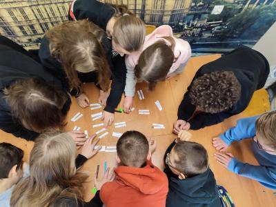 Uczniowie rozwiązują łamigłówki projektowe i ćwiczą spostrzegawczość