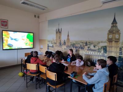 Uczniowie w czasie prezentacji bajki O Czerwonym Kapturku