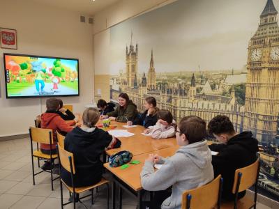 Uczniowie w czasie prezentacji bajki O Czerwonym Kapturku