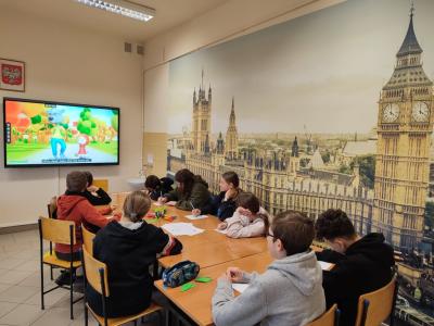 Uczniowie w czasie prezentacji bajki O Czerwonym Kapturku