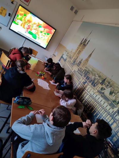 Uczniowie w czasie prezentacji bajki O Czerwonym Kapturku