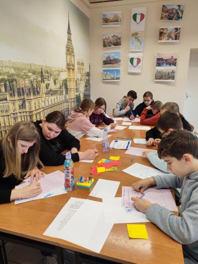 Uczniowie w czasie zadania projektowego