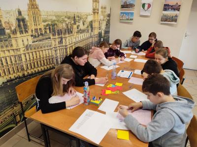 Uczniowie w czasie zadania projektowego
