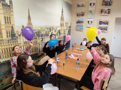 Uczniowie w czasie zadania projektowego z balonami