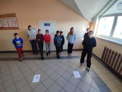 Uczniowie w czasie zadania projektowego z balonami