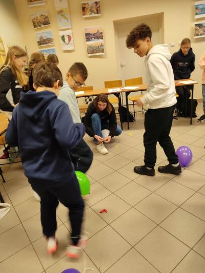 Uczniowie w czasie zadania z balonami