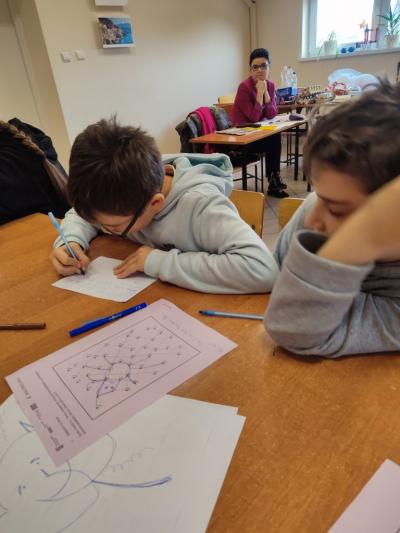 Uczniowie wykonują łamigłówki projektowe
