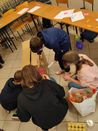 Uczniowie wykonujący zadanie projektowe