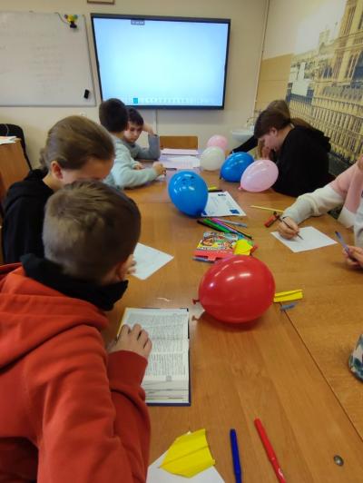 Uczniowie wykonują zadanie projektowe z balonami