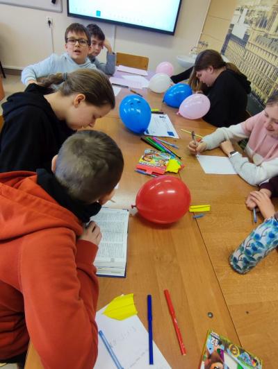 Uczniowie wykonują zadanie projektowe z balonami