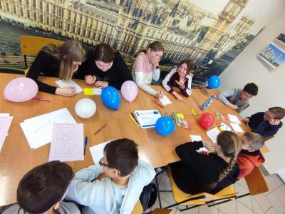 Uczniowie wykonują zadanie projektowe z balonami