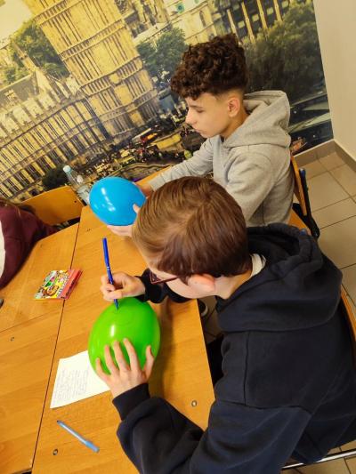 Uczniowie wykonują zadanie z balonami
