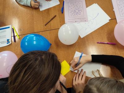 Uczniowie w czasie zadania z balonami