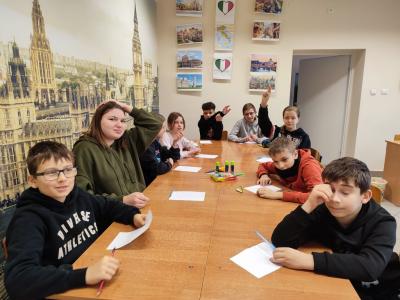 Uczniowie zgłaszający się do odpowiedzi i preentacji wykonanego zadania