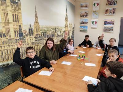 Uczniowie zgłaszający się do odpowiedzi i prezentacji wykonanego zadania
