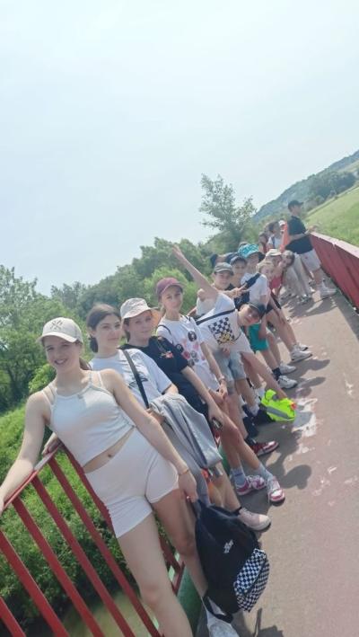 wolontariusze, którzy przemierzają kolejne odcinki trasy rajdu z Libuszy do Biecza, w tle przepiękne widoki