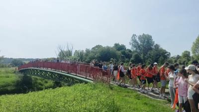 wolontariusze, którzy przemierzają kolejne odcinki trasy rajdu z Libuszy do Biecza, w tle przepiękne widoki