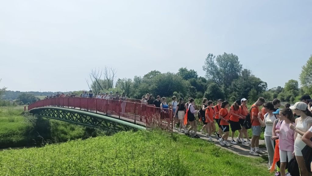 wolontariusze, którzy przemierzają kolejne odcinki trasy rajdu z Libuszy do Biecza, w tle przepiękne widoki wolontariusze, którzy przemierzają kolejne odcinki trasy rajdu z Libuszy do Biecza, w tle przepiękne widoki