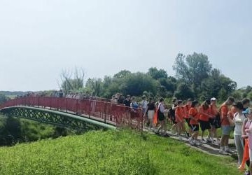 wolontariusze, którzy przemierzają kolejne odcinki trasy rajdu z Libuszy do Biecza, w tle przepiękne widoki
