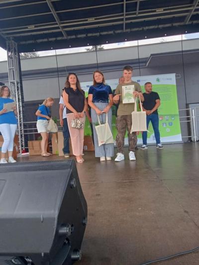 uczeń odbiera dyplom i nagrody w konkursie na spot filmowy i konkursie plastycznym