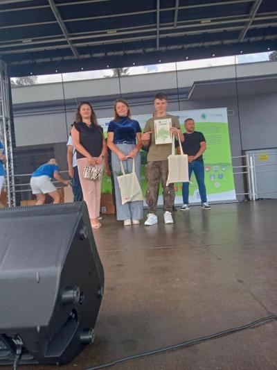 uczeń odbiera dyplom i nagrody w konkursie na spot filmowy i konkursie plastycznym