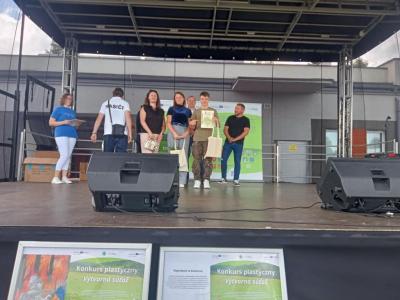 uczeń odbiera dyplom i nagrody w konkursie na spot filmowy i konkursie plastycznym