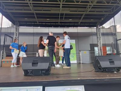 uczeń odbiera dyplom i nagrody w konkursie na spot filmowy i konkursie plastycznym