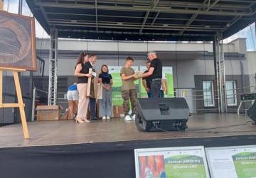 uczeń odbiera gratulację od przedstawicieli związku Gmin Dorzecza Wisłoki i zaproszonych gości, w tym od przedstawicielki Gminy Biecz