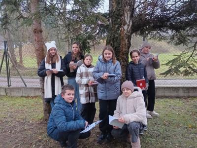 uczniowie prowadzą obserwację w terenie