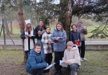 uczniowie prowadzą obserwację w terenie uczniowie prowadzą obserwację w terenie