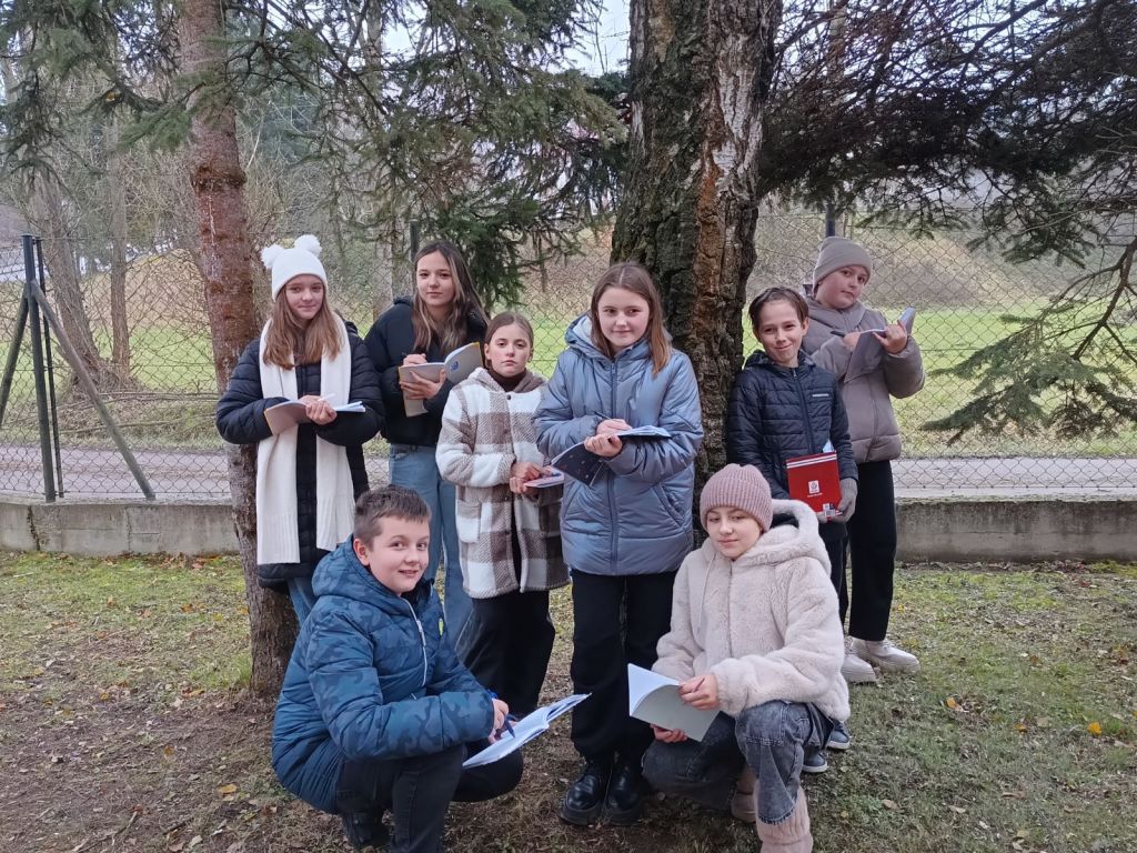 uczniowie prowadzą obserwację w terenie
