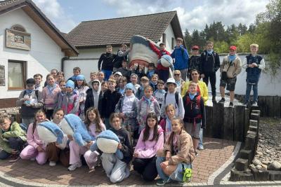 Uczniowie pozują do zdjęcia w Sea Parku.