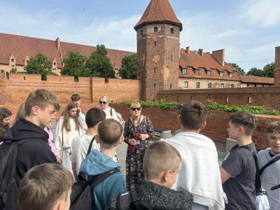 Zamek w Malborku. Uczniowie słuchają przewodnika