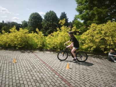 Uczeń na trasie przejazdu podczas egzaminu praktycznego na kartę rowerową.