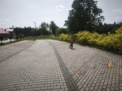 Uczeń na trasie przejazdu podczas egzaminu praktycznego na kartę rowerową.