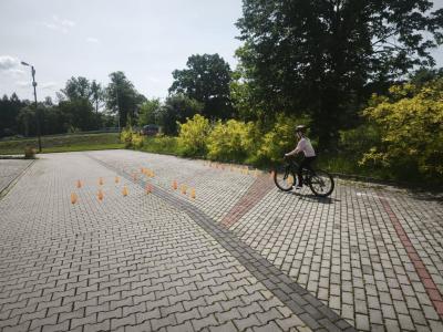 Uczeń na trasie przejazdu podczas egzaminu praktycznego na kartę rowerową.