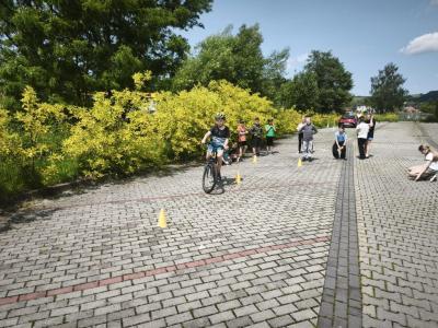 Uczeń na trasie przejazdu podczas egzaminu praktycznego na kartę rowerową.