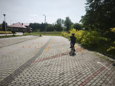 Uczeń na trasie przejazdu podczas egzaminu praktycznego na kartę rowerową.