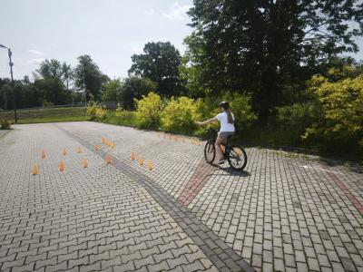 Uczeń na trasie przejazdu podczas egzaminu praktycznego na kartę rowerową.