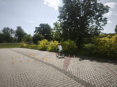 Uczeń na trasie przejazdu podczas egzaminu praktycznego na kartę rowerową.